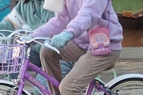 自転車に乗るJS