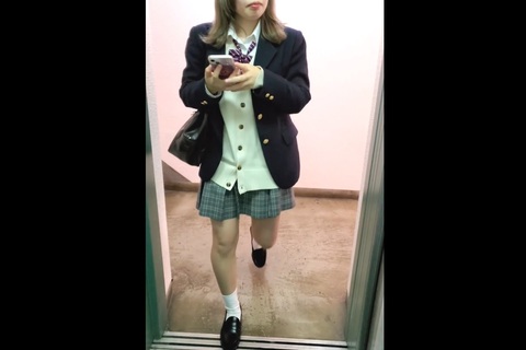 ギャル風女子高生を毎朝エレベーター...