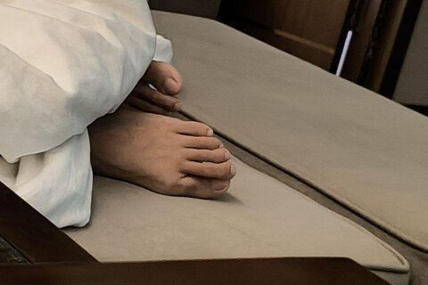 寝ている女の子の足を撮影