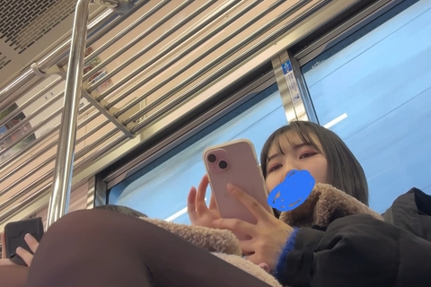 黒髪美人お姉さん、電車内盗撮、太もも