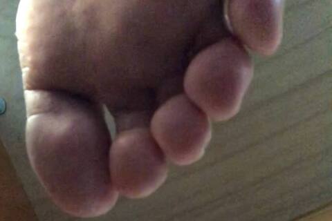 可愛いJDの女の子の足裏を接写！