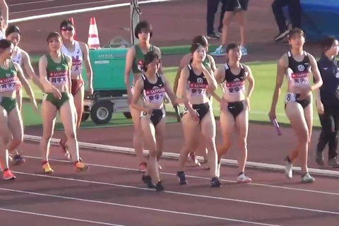 レーシングブルマを履いた女子陸上選手