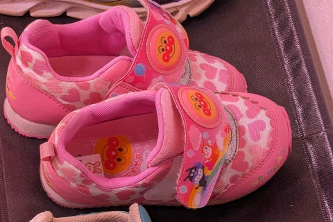 履き古された女児靴