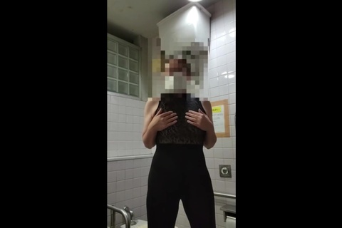 【自撮り】痴女が公衆トイレで大量の...