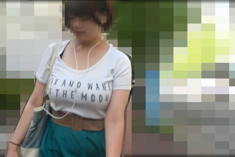 登校途中の女子大生！黒いインナーも...