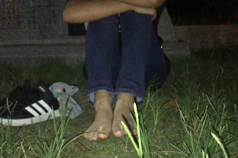夜　公園にて、靴、靴下脱ぎ