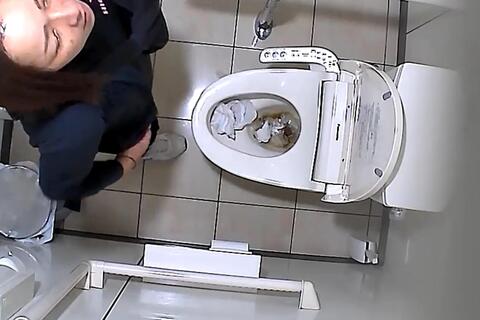 お姉さんのトイレを覗き見　Part...