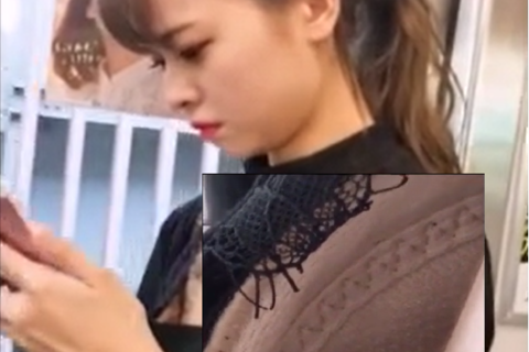 電車で油断しきった美女の胸チラ