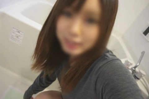 素人茶髪童顔美女の自撮り排泄動画